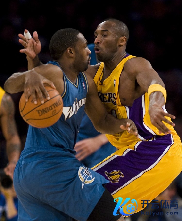 同处巅峰沃尔和阿里纳斯谁强？鲍尔：后者在科比眼前砍60分